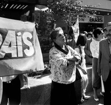 Manifestacion del PAIS  en el paseo AhumadaSantiago Chile 12 Abril 1989